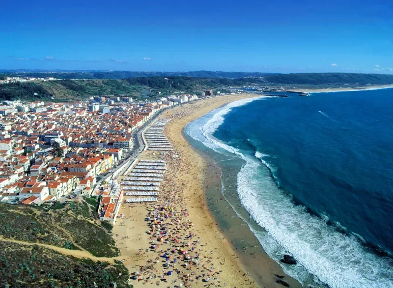 Vista aérea da praia e da vila da Nazaré, no Oeste — zona servida pela SEGMON